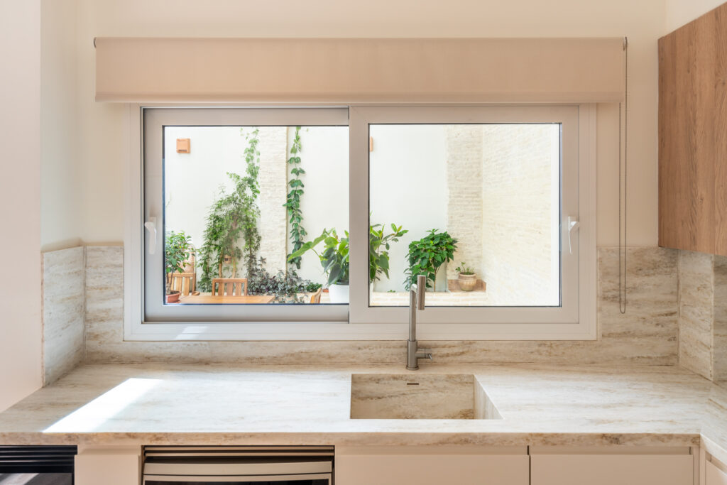 Cocina con vistas al patio