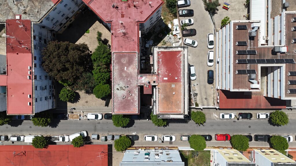 Rehabilitación energética de edificio en Sevilla: bloque de 20 viviendas de 1963 en la Macarena. De la letra E a la C, con 15.144 € de subvención por vivienda.