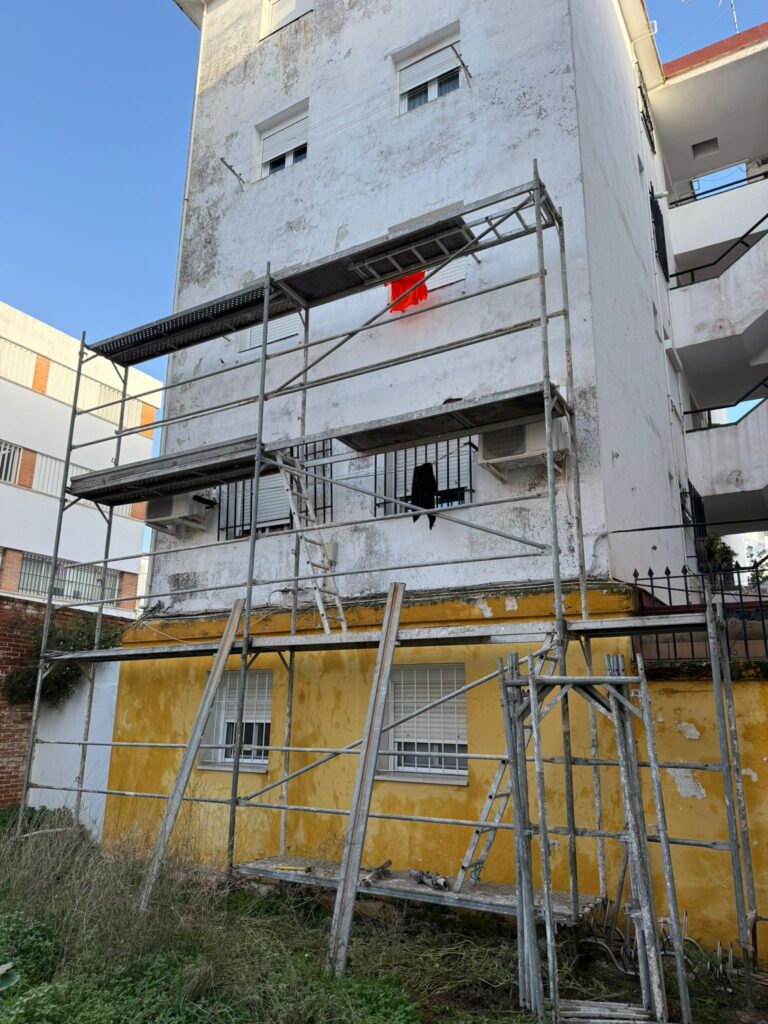 Andamio montado en la fachada trasera de Manzana 4 al inicio de las obras de rehabilitación energética